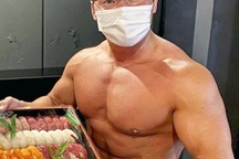 Nhà hàng thuê dàn trai "6 múi" cơ bắp vạm vỡ để giao hàng