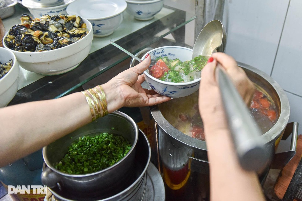 Quán bún ốc nguội gia truyền 3 đời, bà chủ U70 gẩy ốc điệu nghệ như múa - 7 Quán bún ốc nguội gia truyền 3 đời, bà chủ U70 gẩy ốc điệu nghệ như múa - 7