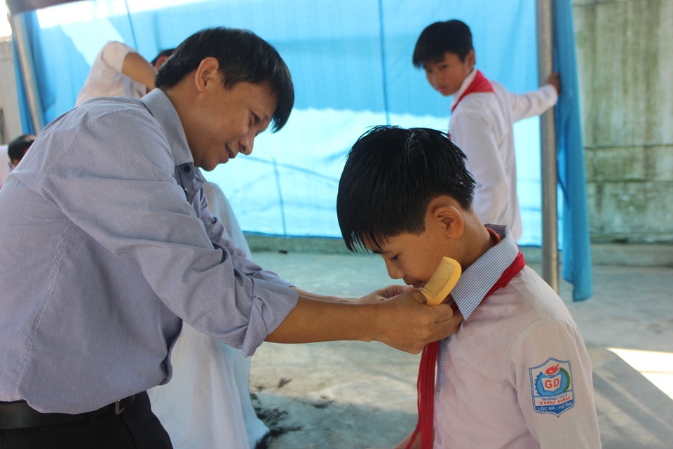 “Hiệu cắt tóc không đồng” dành cho học trò nghèo - 6 “Hiệu cắt tóc không đồng” dành cho học trò nghèo - 6