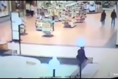 Vừa đi đường vừa sử dụng smartphone - Hành động nguy hiểm chết người