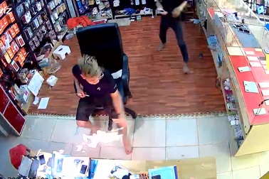 Sốc khoảnh khắc smartphone phát nổ rồi bốc cháy ngùn ngụt