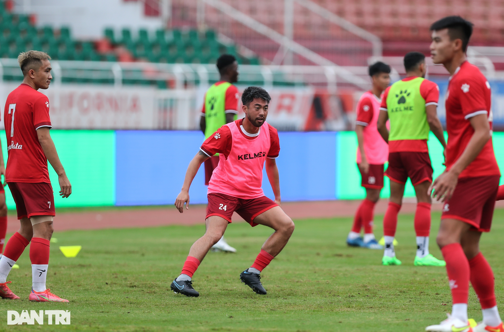 Lee Nguyễn bị đồng đội phạt chống đẩy trong buổi tập ở CLB TPHCM - 7 Lee Nguyễn bị đồng đội phạt chống đẩy trong buổi tập ở CLB TPHCM - 7