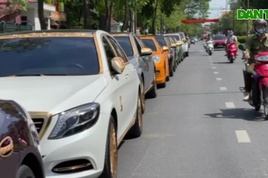Đại gia buôn lợn sở hữu hàng chục xe sang biển đẹp