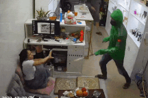 Đang ngồi trong nhà, người phụ nữ bị nhóm bịt mặt đánh tới tấp