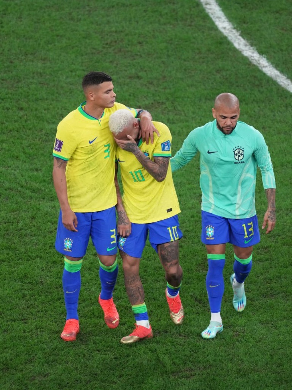 Neymar bật khóc sau khi Brazil bị loại đầy cay đắng - 6 Neymar bật khóc sau khi Brazil bị loại đầy cay đắng - 6