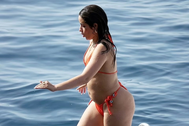 Mặc áo tắm lộ bụng tròn vo, Camila Cabello bực dọc khi bị chê bai hình thể