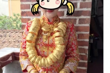 Cô dâu Trung Quốc đeo hàng chục kg vàng trong ngày cưới