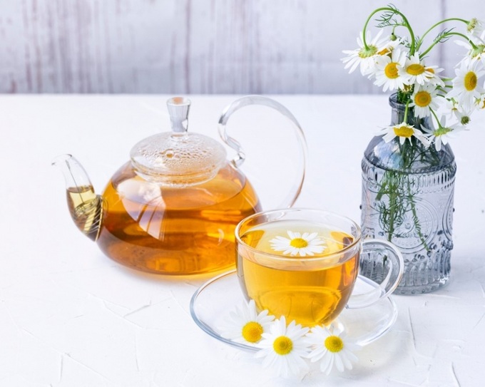 Hương vị dịu nhẹ và thanh mát từ trà hoa cúc sẽ giúp cải thiện mất ngủ ở trẻ nhỏ.