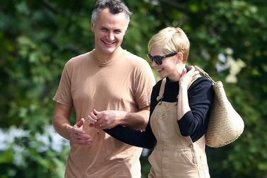 Sao phim Núi yên ngựa lộ diện bên chồng mới cưới