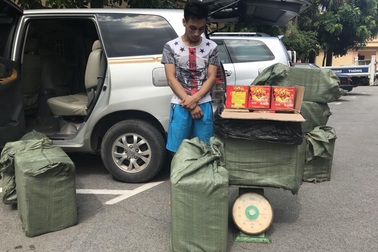 Bắt giữ 2 xe ô tô vận chuyển gần 300 thanh kiếm, dùi cui điện và hơn 2 tạ pháo