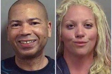 Thản nhiên “mây mưa” giữa bãi biển đông người