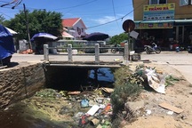 Dân khốn khổ khi "chung sống" với kênh thoát nước đen ngòm, ngập rác thải