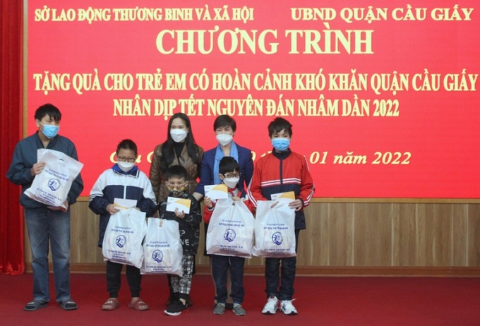Trẻ em có hoàn cảnh đặc biệt trên địa bàn quận Cầu Giấy phấn khởi đón nhận những suất quà Tết.