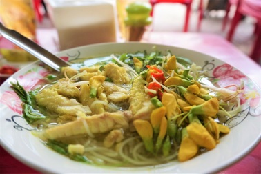 Món bún cá nức tiếng của đôi vợ chồng U80 lọt Top đặc sản Việt Nam