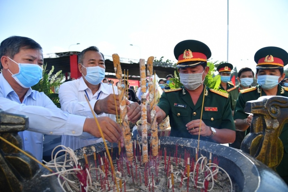 50 năm mới tìm thấy con, Mẹ Việt Nam anh hùng ôm mộ con khóc! - 1 50 năm mới tìm thấy con, Mẹ Việt Nam anh hùng ôm mộ con khóc! - 1