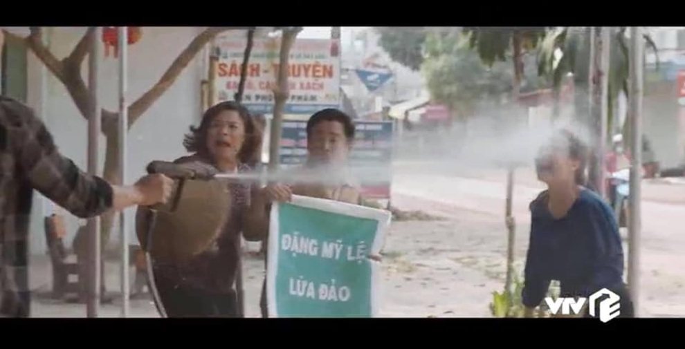 Diễn viên Duy Hưng liên tục xin lỗi bạn diễn vì cảnh quay đáng nhớ - 4