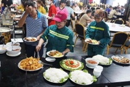 Tan hoang 2 cơ sở sau bão, chủ nhà hàng vẫn nấu cơm cho người khó khăn