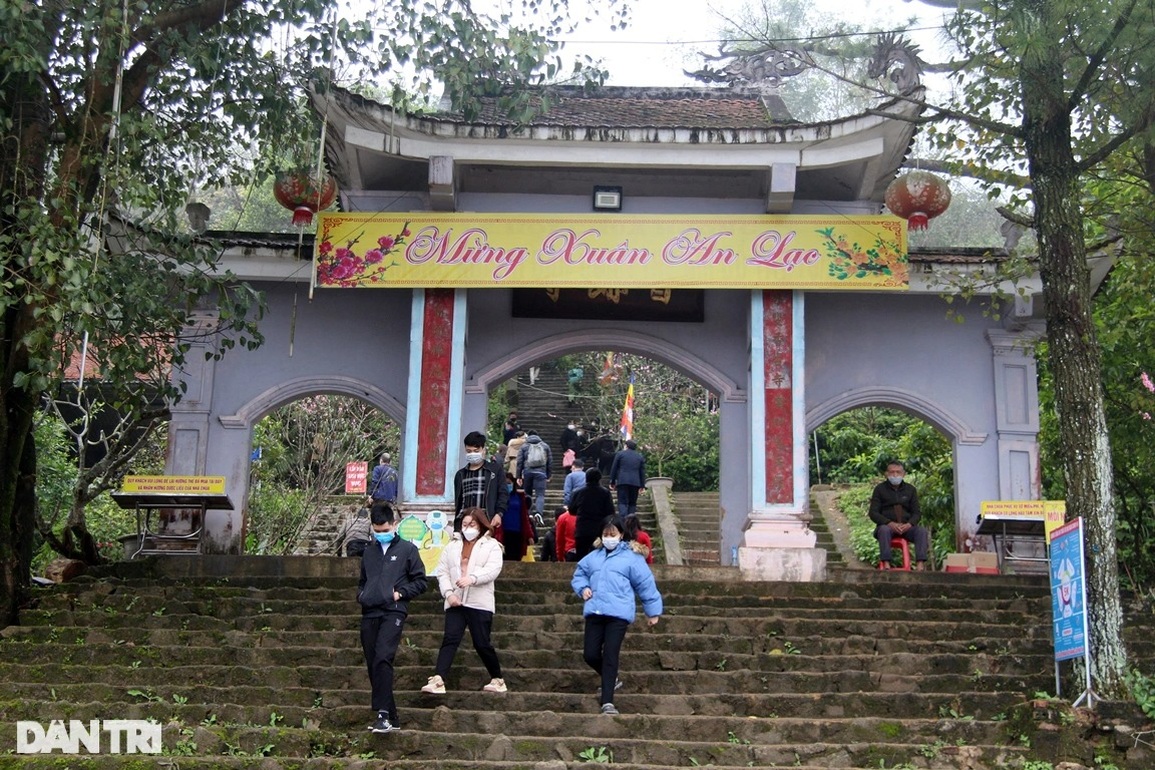 Hàng vạn người dân đổ về Hoan Châu đệ nhất danh lam cầu bình an - 2 Hàng vạn người dân đổ về Hoan Châu đệ nhất danh lam cầu bình an - 2