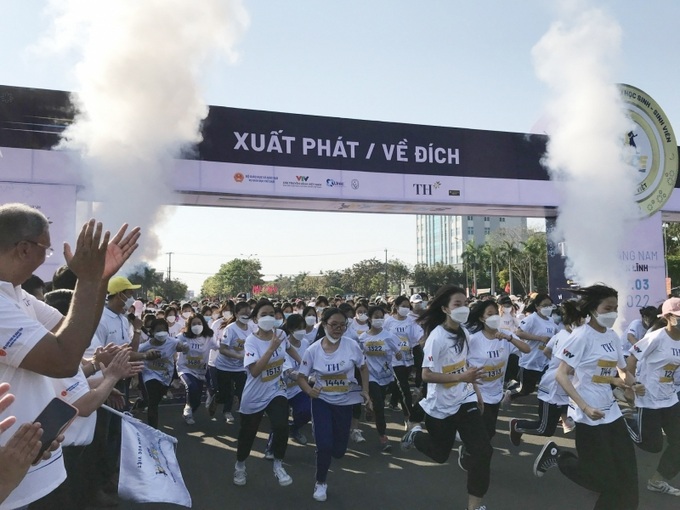 Các em học sinh tham dự giải chạy.