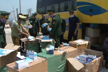 Bắt xe khách vận chuyển lậu lượng lớn khẩu trang y tế sang Lào