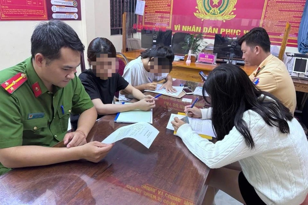 Xử phạt 2 nữ sinh diễn xiếc trên xe máy điện - 1 Xử phạt 2 nữ sinh diễn xiếc trên xe máy điện - 1