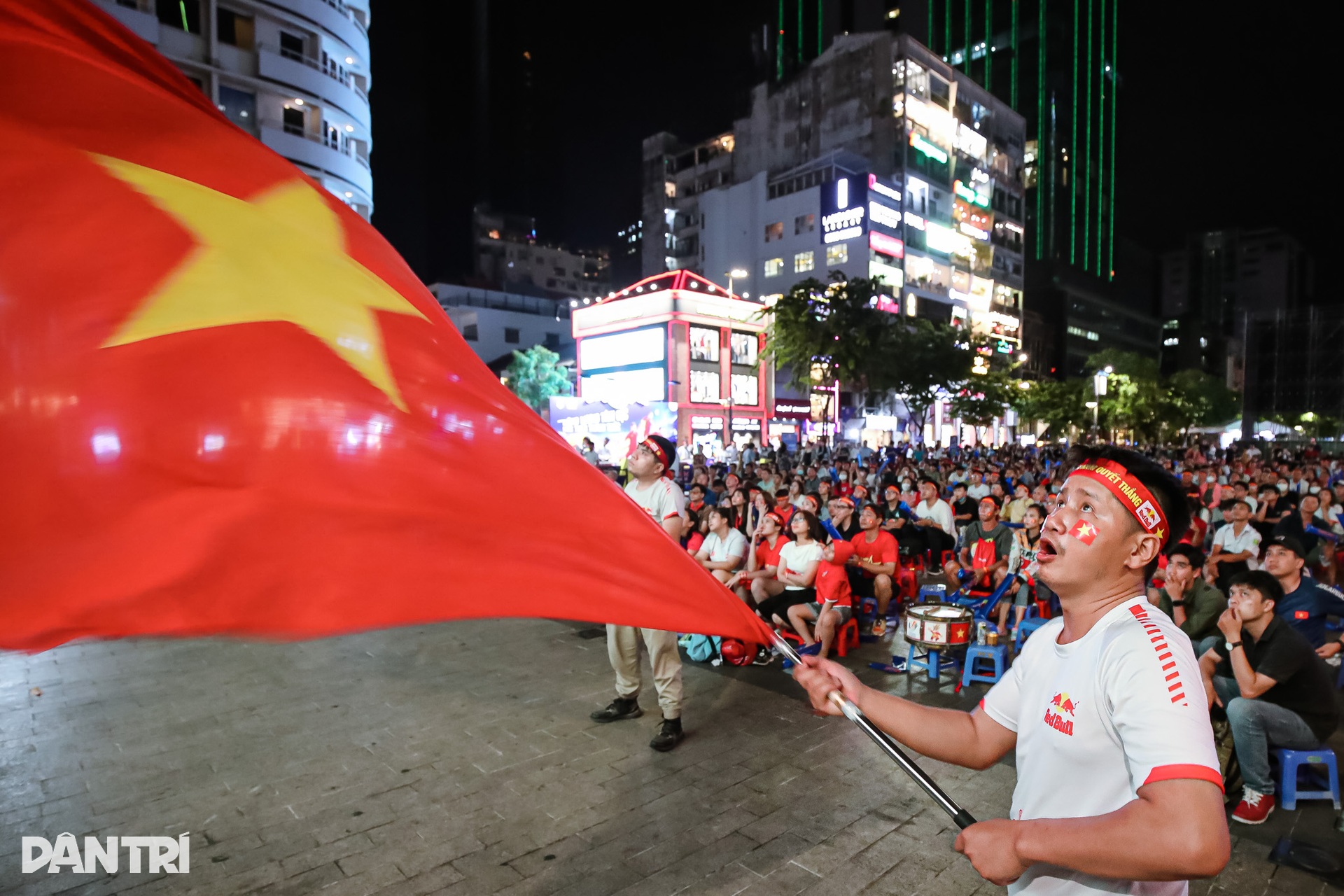 Người dân TPHCM vỡ òa khi tuyển nữ Việt Nam giành HCV SEA Games - 12 Người dân TPHCM vỡ òa khi tuyển nữ Việt Nam giành HCV SEA Games - 12