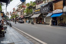 Cảnh vắng lặng trên các tuyến phố kinh doanh, bán buôn ở Hà Nội