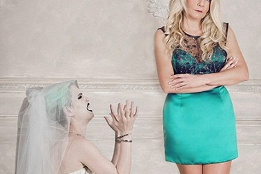 Sửng sốt với mốt thời trang… “váy ly hôn”