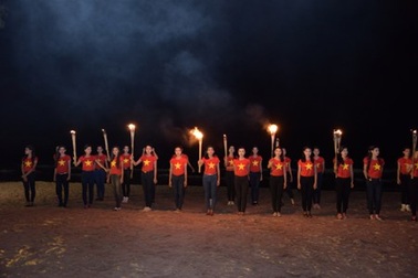 Thí sinh Hoa hậu Việt Nam thắp đuốc trên đảo ngọc