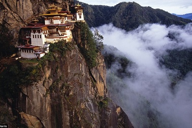 Độc đáo tu viện trong vách núi ở Ấn Độ