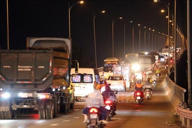 Tắc đường gần 10km từ thành phố Bến Tre đến cầu Rạch Miễu