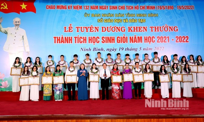 Trao vòng nguyệt quế và Bằng khen của UBND tỉnh cho các em học sinh đạt giải quốc gia. Ảnh baoninhbinh.org.vn