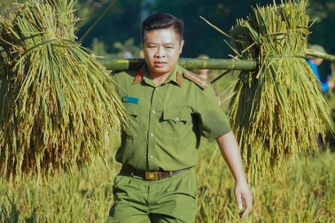 Công an Phú Thọ gùi lúa giúp dân chạy bão Matmo