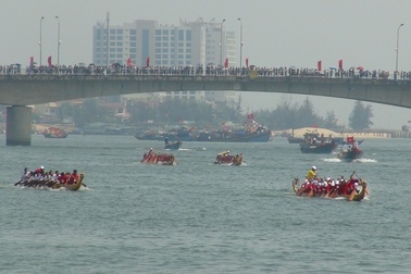 Rộn ràng Lễ hội Đua thuyền truyền thống trên sông Nhật Lệ