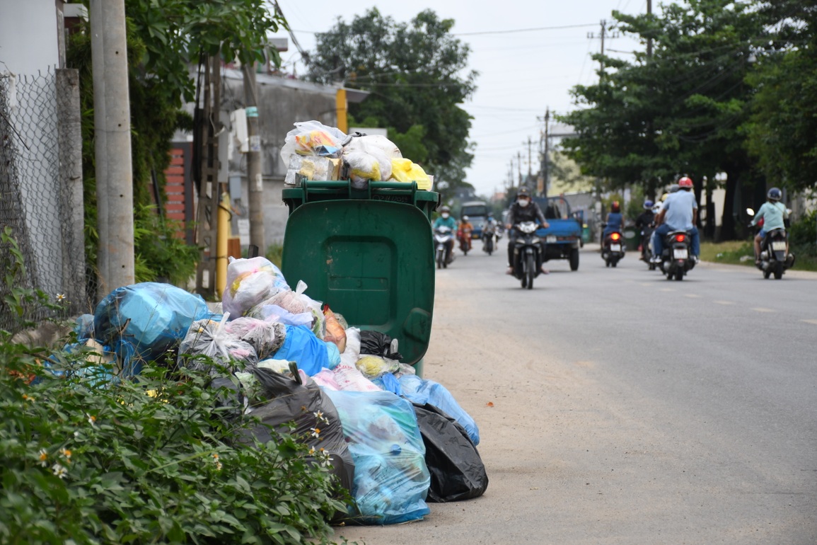 Rác thải bốc mùi hôi thối đường phố vì nhà máy xử lý từ chối tiếp nhận - 2 Rác thải bốc mùi hôi thối đường phố vì nhà máy xử lý từ chối tiếp nhận - 2