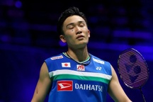 Tay vợt số 1 thế giới Kento Momota bỏ cuộc ở bán kết giải cầu lông tại Pháp