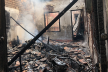 Ngôi nhà ở Kon Tum bốc cháy sau nhiều tiếng nổ lớn