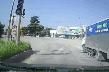 Xe tang nghi vượt đèn đỏ, suýt gây tai nạn tại giao lộ