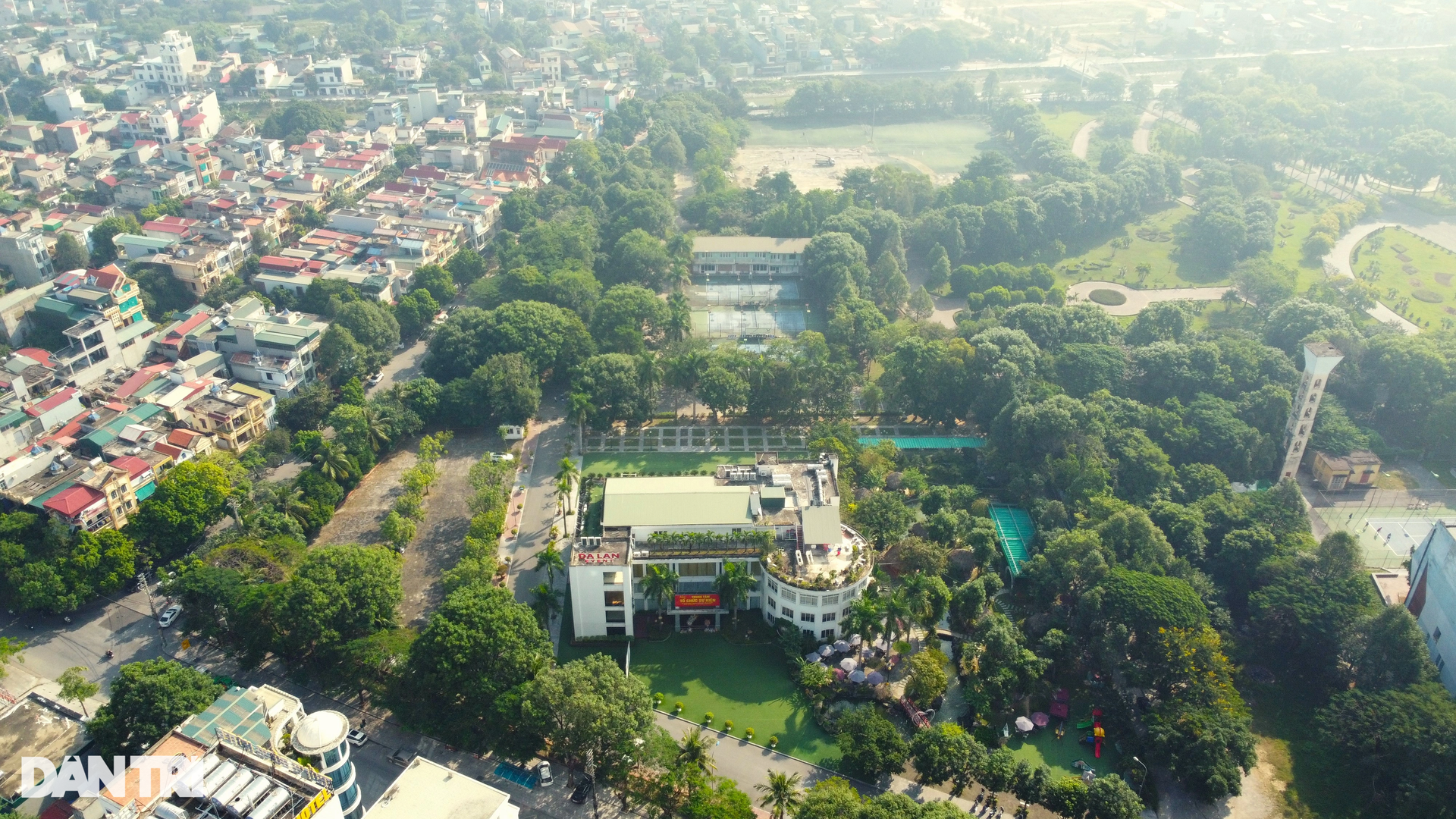 Công viên biểu tượng của tình kết nghĩa bị băm nát - 10 Công viên biểu tượng của tình kết nghĩa bị băm nát - 10