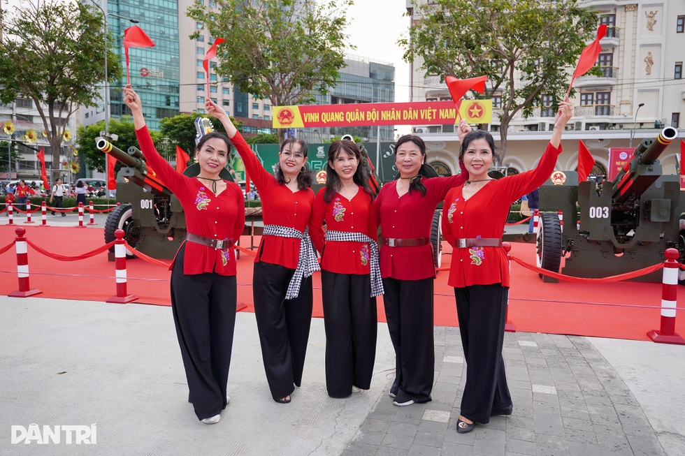 Bé 9 tháng làm chiến sĩ nhỏ, check-in cùng dàn pháo lễ tại bến Bạch Đằng - 4 Bé 9 tháng làm chiến sĩ nhỏ, check-in cùng dàn pháo lễ tại bến Bạch Đằng - 4