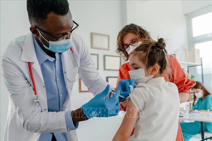 Nhân viên y tế tiêm vaccine ngừa COVID-19 cho trẻ em tại Los Angeles, California (Mỹ). Ảnh minh họa: Getty Images/TTXVN
