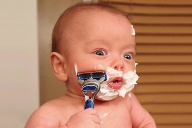 Hành động kỳ quặc của bé khiến người lớn "chết cười"