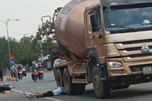 Chồng chui dưới bánh xe bồn, ôm thi thể vợ gào khóc