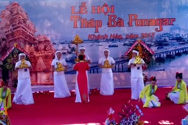 Khai hội tháp bà Ponagar giữa lòng thành phố biển Nha Trang