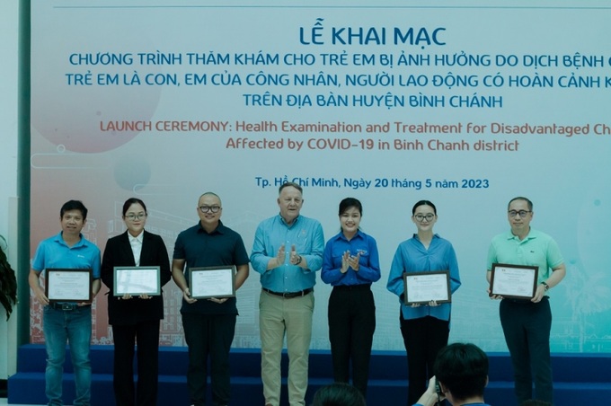 Đại diện VCF và Huyện Đoàn Bình Chánh trao thư cảm ơn cho các nhà tài trợ tại sự kiện.