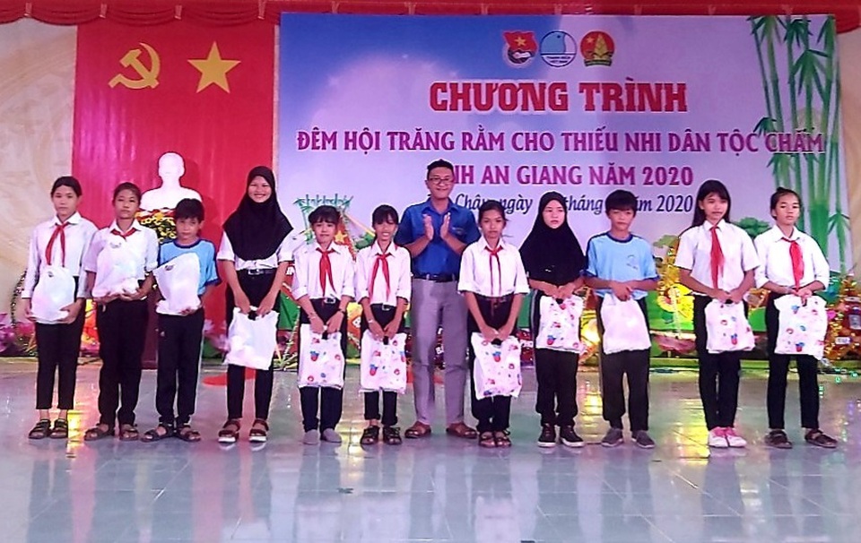 An Giang: Tổ chức Tết Trung thu cho thiếu nhi người dân tộc Chăm và Khmer - 1 An Giang: Tổ chức Tết Trung thu cho thiếu nhi người dân tộc Chăm và Khmer - 1