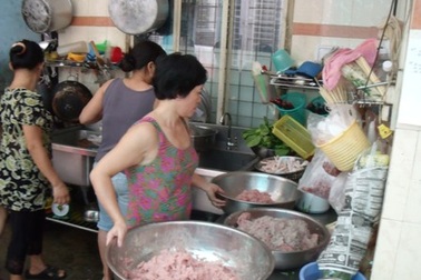 Phát hiện hàn the trong giò sống của bếp ăn tập thể