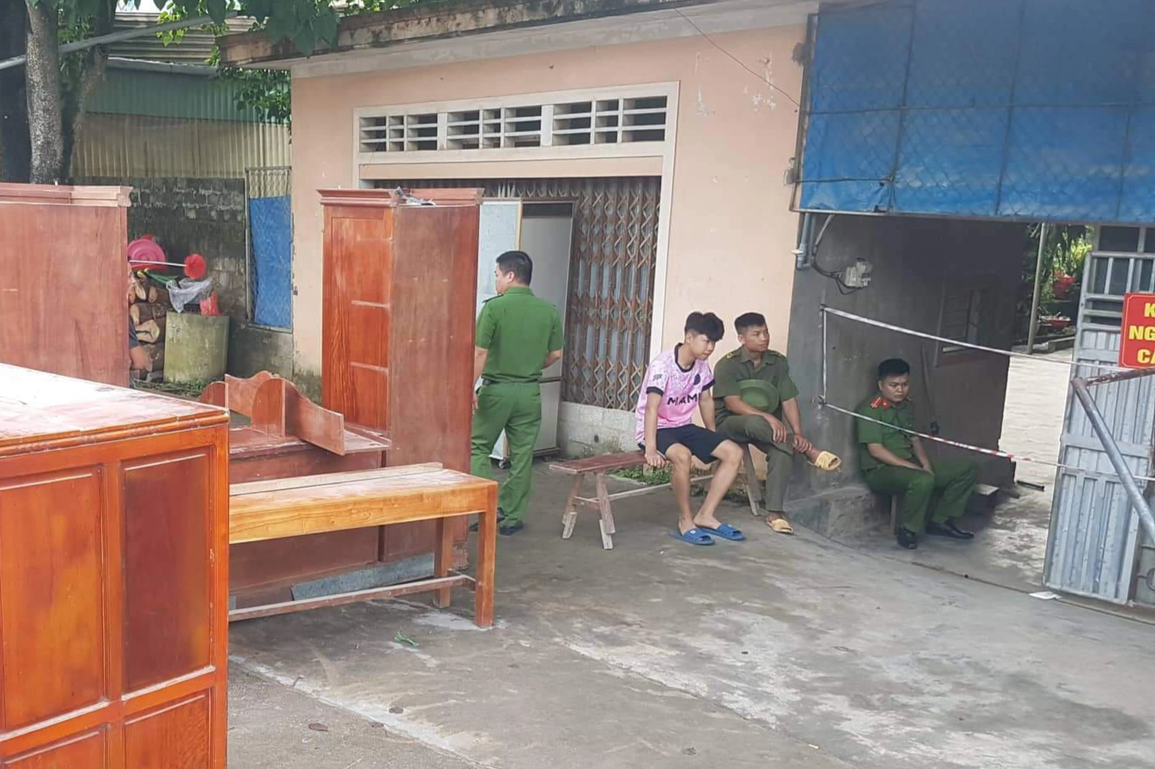 Hố tử thần sâu gần 10m xuất hiện trong nhà dân - 3 Hố tử thần sâu gần 10m xuất hiện trong nhà dân - 3