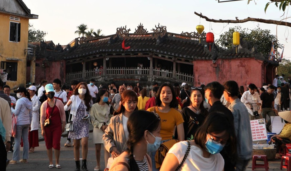 Du khách xúng xính check-in Hội An trong ngày đầu mở cửa trở lại - 2 Du khách xúng xính check-in Hội An trong ngày đầu mở cửa trở lại - 2