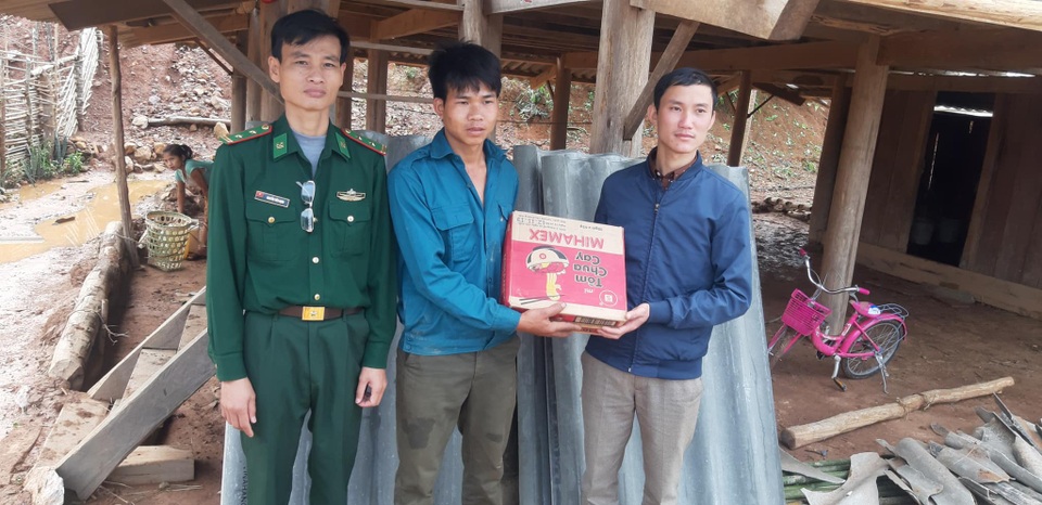 Mưa đá, lốc xoáy khiến hàng chục ngôi nhà hư hỏng - 16 Mưa đá, lốc xoáy khiến hàng chục ngôi nhà hư hỏng - 16